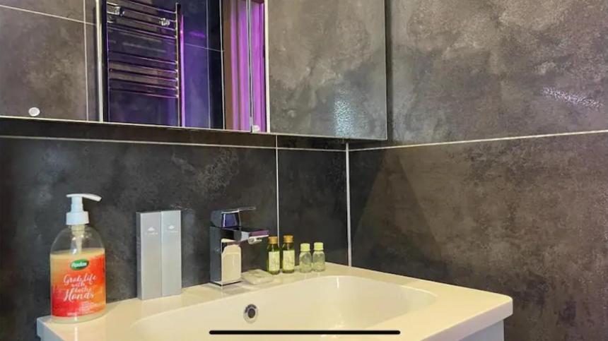 #4 Tgha Luxury One Bedroom Apartment In 阿斯隆 外观 照片
